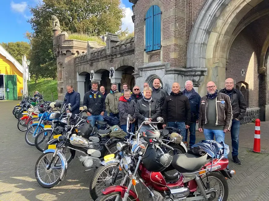 Puch66 club leden tijdens clubrit in Hilversum